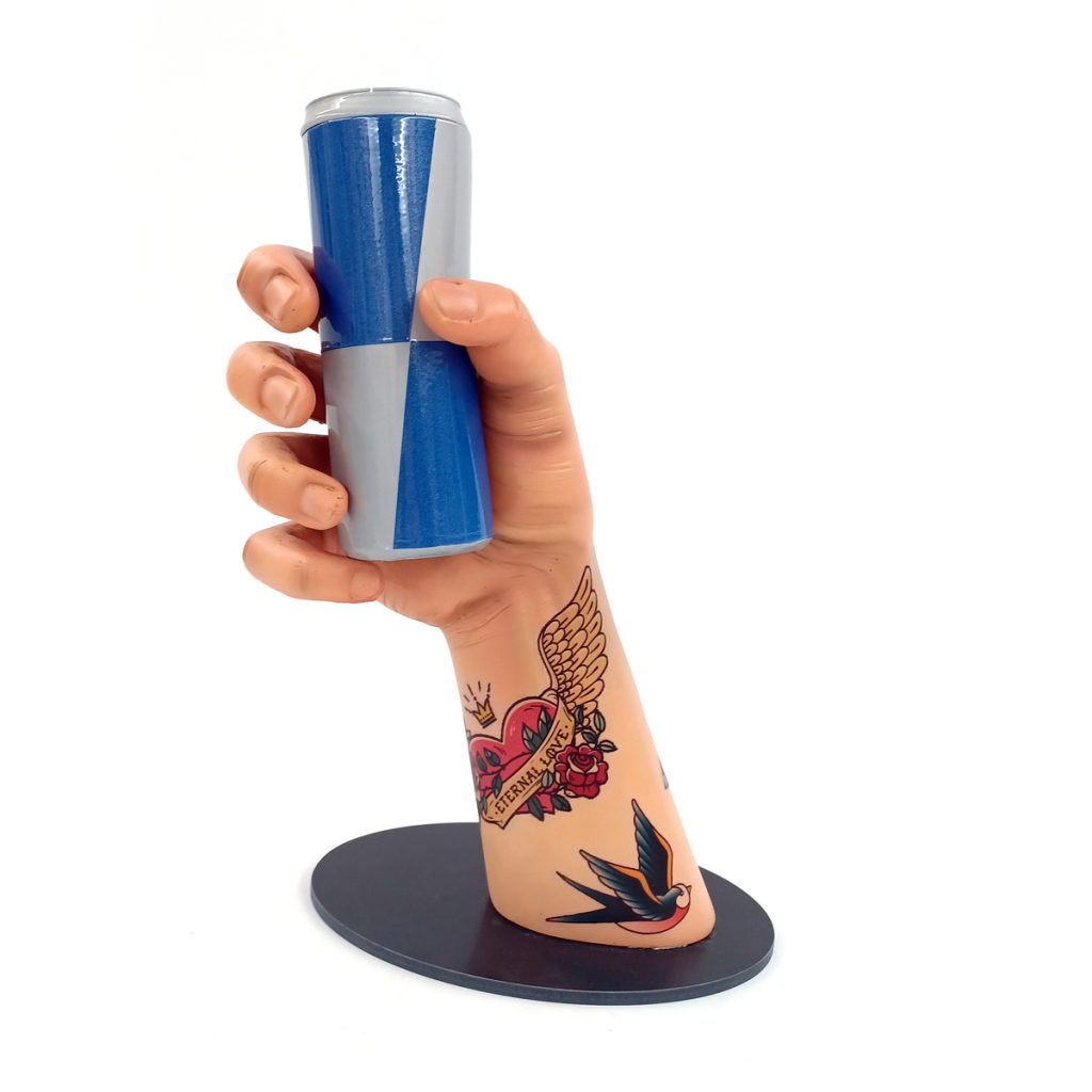 Ref: Mano con lata y tatuajes Salmón Gurú, Dubai 0750 - Disponibilidad: Naranja